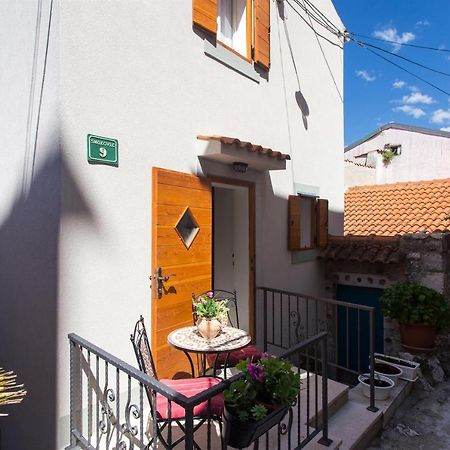 Holiday Home Smokovec Vrbnik Buitenkant foto