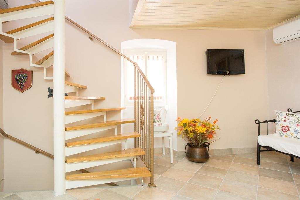 Holiday Home Smokovec Vrbnik Buitenkant foto