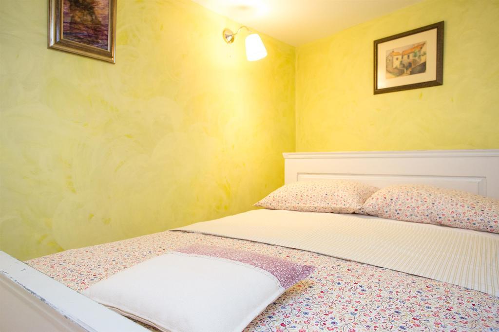 Holiday Home Smokovec Vrbnik Buitenkant foto