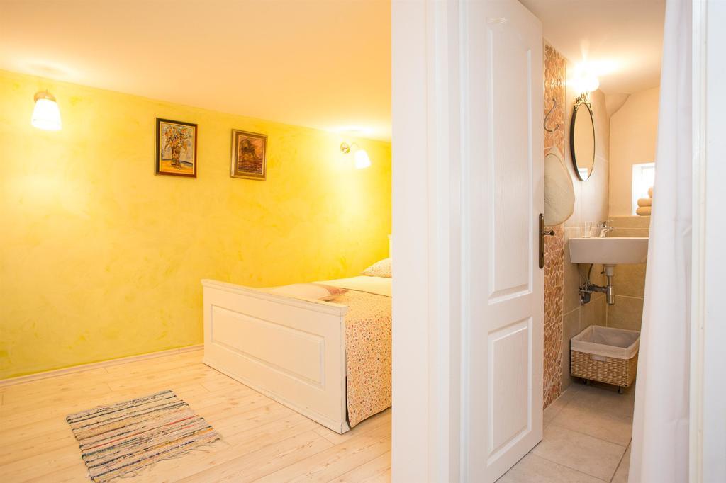 Holiday Home Smokovec Vrbnik Buitenkant foto